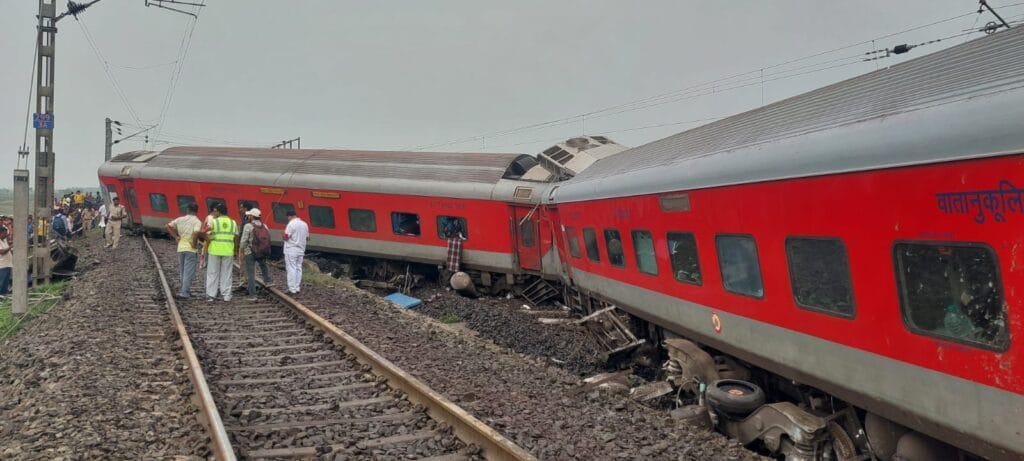 हावड़ा-मुंबई मेल हादसा : पहले से बेपटरी मालगाड़ी में 120 की रफ्तार से टकराई मुम्बई मेल ट्रेन