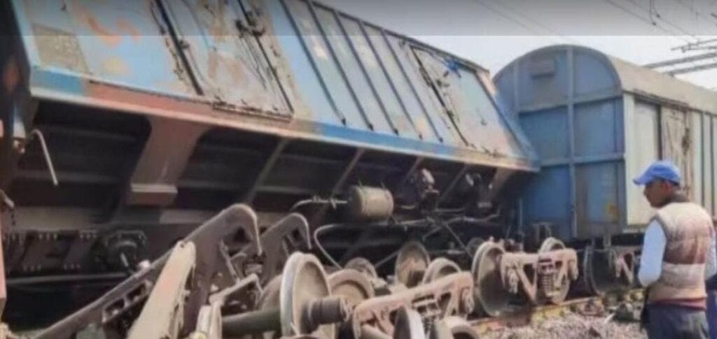Good’s Train derailed : पश्चिम बंगाल के न्यू जलपाईगुड़ी में अब मालगाड़ी बेपटरी, कोई हताहत नहीं