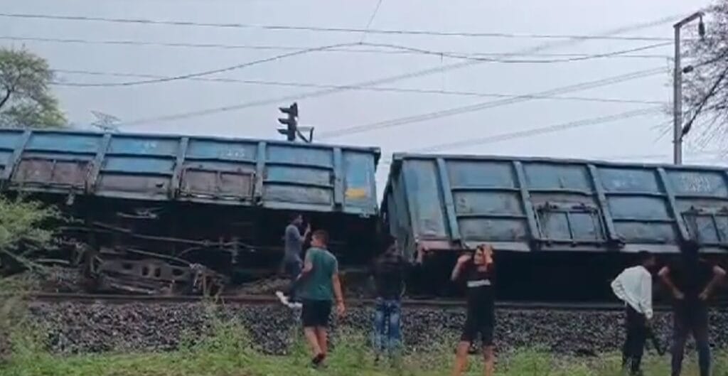 DAMOH : मालगाड़ी दुर्घटना के 48 घंटे बाद भी बीना-कटनी रेलमार्ग बंद, बारिश के बीच रात भर चला काम