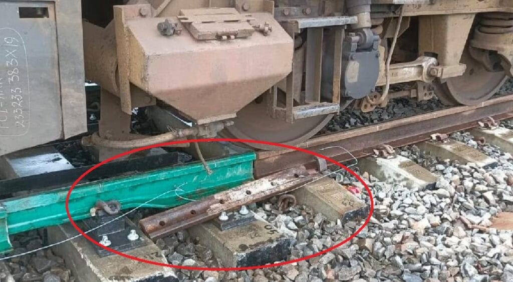 Train Accident : कटिहार-मालदा सेक्शन पर ओपन मिला फिशप्लेट, बेंगलुरु-गुवाहाटी एक्सप्रेस पलटने से बची, जेई समेत दो रेलकर्मी बर्खास्त