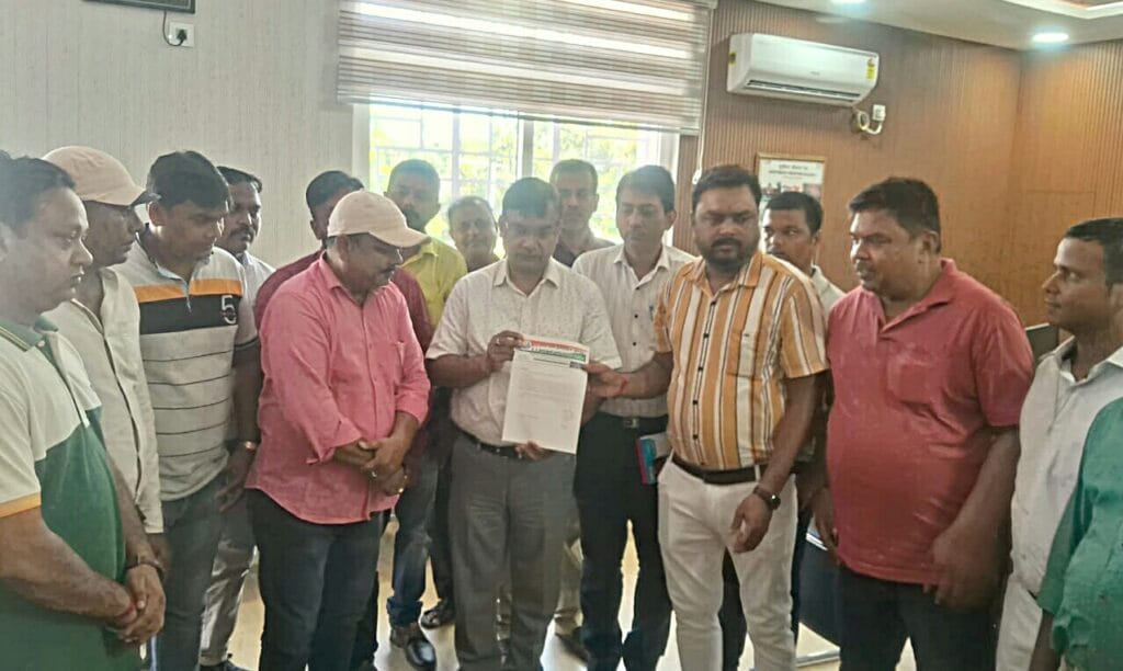 KATIHAR : बर्खास्त पीडब्ल्यूआई एवं ट्रैक मेंटेनर को बहाल करने के लिए डीआरएम कार्यालय पर प्रदर्शन
