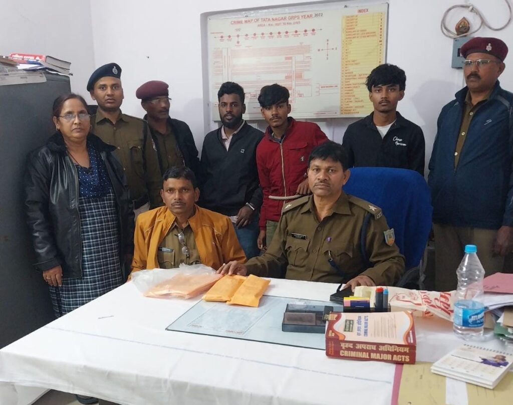 Tatanagar : पुलिस ने जाल बिछाया तो स्टेशन पर मोबाइल चोरियों का खुला राज, तीन पकड़ाये