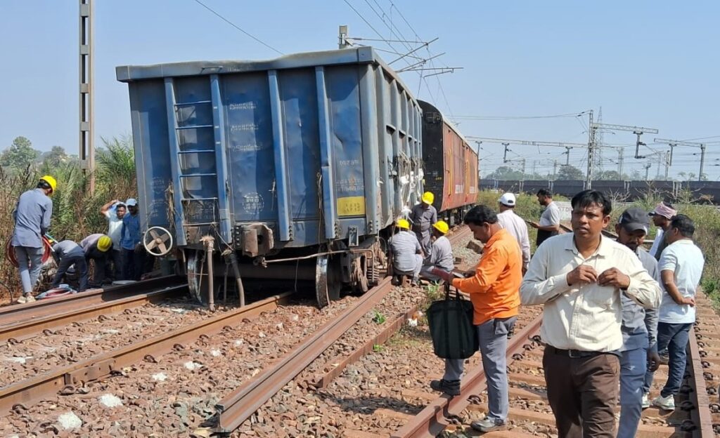 Train derails at Jharkhand : आयरन ओर लोड मालगाड़ी की तीन बोगियां राजखरसावां स्टेशन के पास पटरी से उतरी, डाउन लाइन ठप