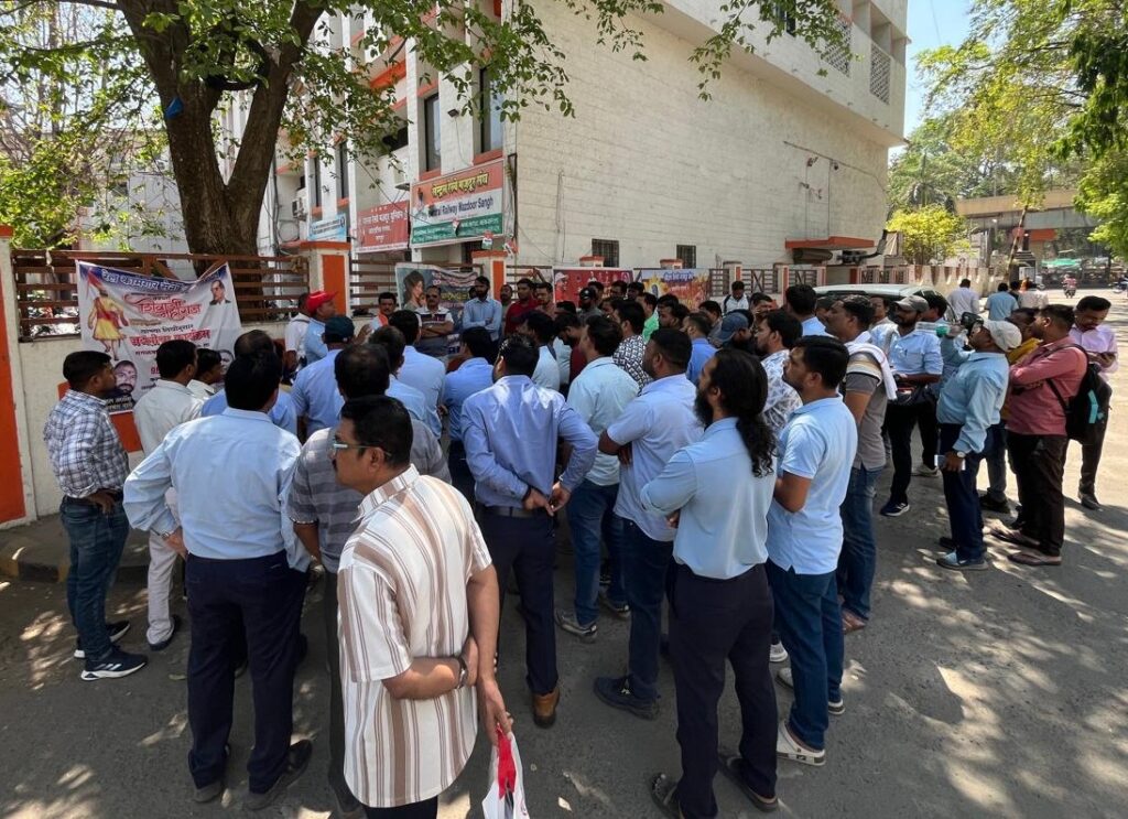 ECOR : लोको पायलट ने ड्यूटी आवर स्प्लिट करने से किया इंकार तो कंट्रोलर ने नहीं किया ड्यूटी ऑफ, डीआरएम कार्यालय पर विरोध