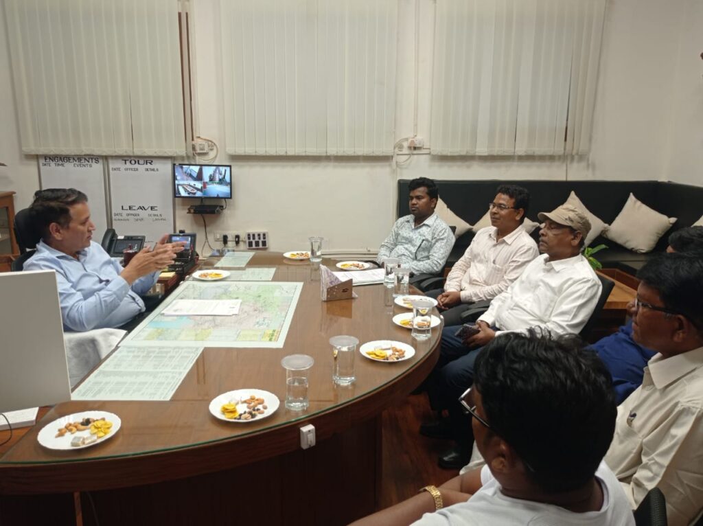 KHARAHPUR डीआरएम से मिलने पहुंचे सांसद, झाड़ग्राम स्टेशन डेवलपमेंट योजना की ली जानकारी