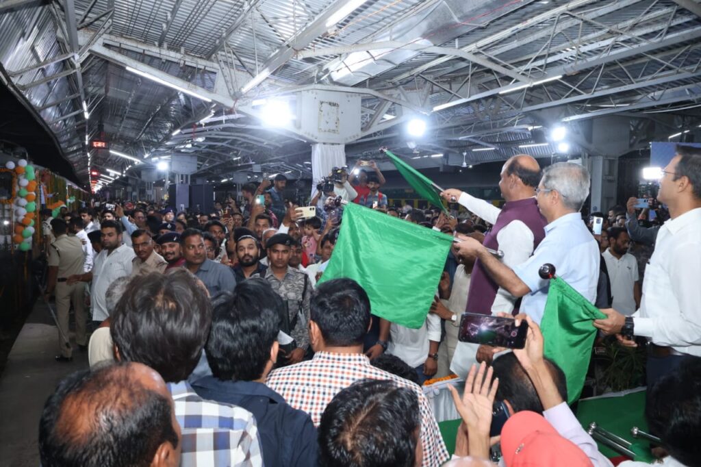 बाबा साहेब की जयंती पर डॉ आंबेडकर नगर से नई दिल्ली के लिए नई ट्रेन की सौगात, ओम बिरला ने दिखायी हरी झंडी