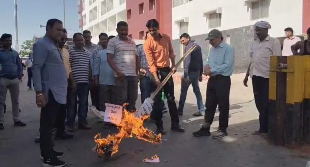 उत्तर मध्य रेलवे कर्मचारी संघ ने पाकिस्तान सरकार और आतंकवाद का फूंका पुतला