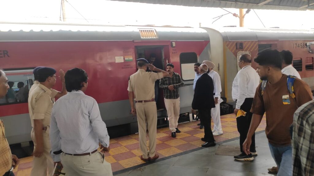 रायपुर DRM ने अभियान चलाकर पकड़े 11 अवैध वेंडर, RPF कमांडेंट की बोलती बंद!, CKP/DRM का आदेश हवा-हवाई ?