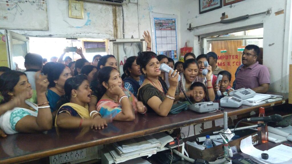 धनबाद : बेटे की तबीयत खराब होने पर घर लौटे लोको पायलट का तबादला, LPS की पत्नियों ने गोमो क्रू लॉबी को किया जाम