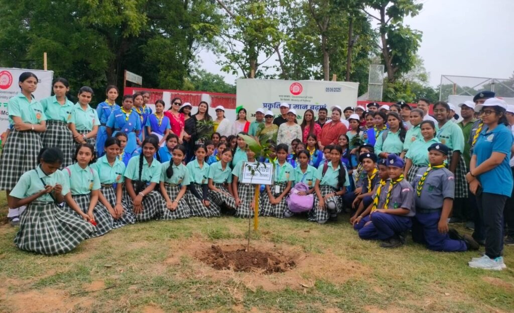 KHARAGPUR : प्लास्टिक प्रदूषण के विरुद्ध रेलवे ने चलाया 15 दिवसीय अभियान, डीआरएम ने दिलायी “स्वच्छ भारत, हरित भारत” की शपथ