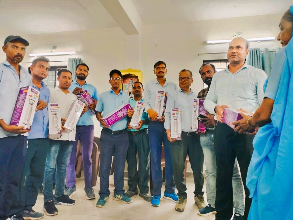 S&T कर्मचारियों को गर्मी से राहत के लिए दिये गये वाटर बॉटल, IRSTMU ने प्रशासन का जताया आभार