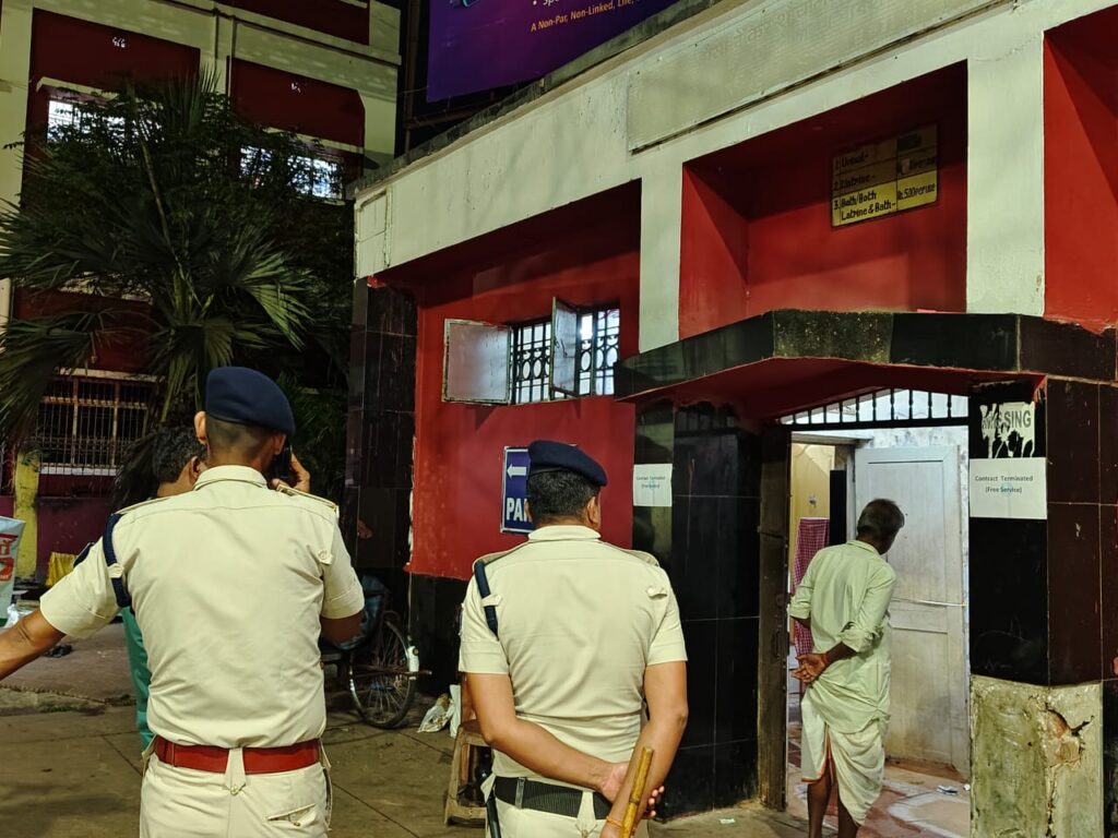 KHARAGPUR : यात्रियों की शिकायतों पर बड़ी कार्रवाई, रेलवे ने शौचालय का टेंडर किया रद्द