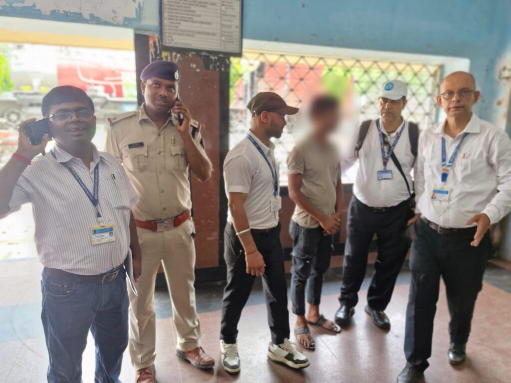 KHARAGPUR : एडीआरएम ने कोरोमंडल एक्सप्रेस में की जांच, अवैध वेंडरों को संतरागाछी में उतारा