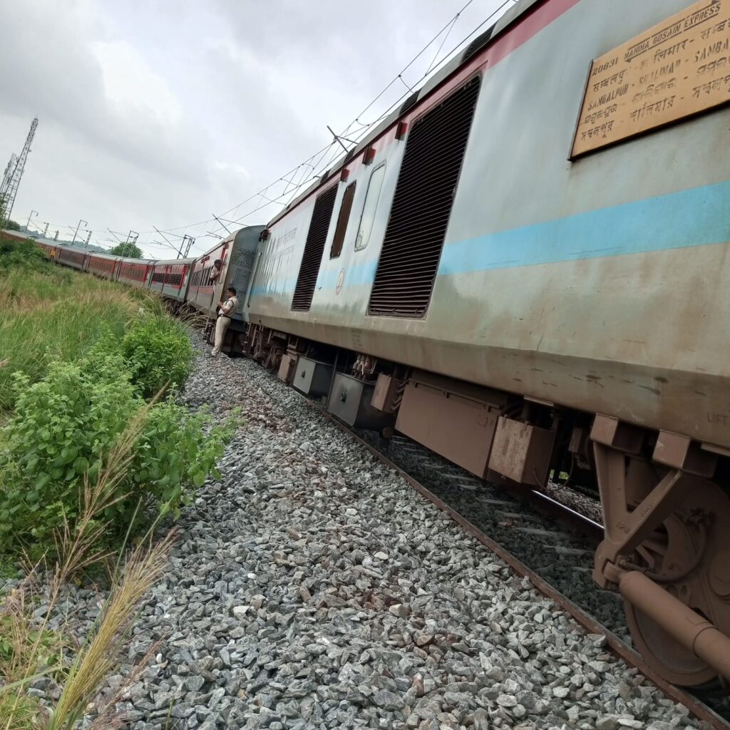 Train accident in odisha : संबलपुर के पास पटरी से उतरी महिमा गोसाईं एक्सप्रेस, कोई हताहत नहीं