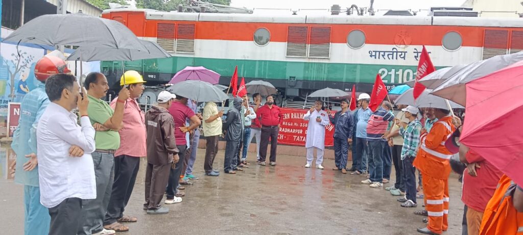 TATANAGAR : रेलवे मेंस यूनियन नेताओं ने बारिश के बीच रेलकर्मियों में भरा जोश, कहा – उनकी एकता को तोड़ने की हो रही साजिश