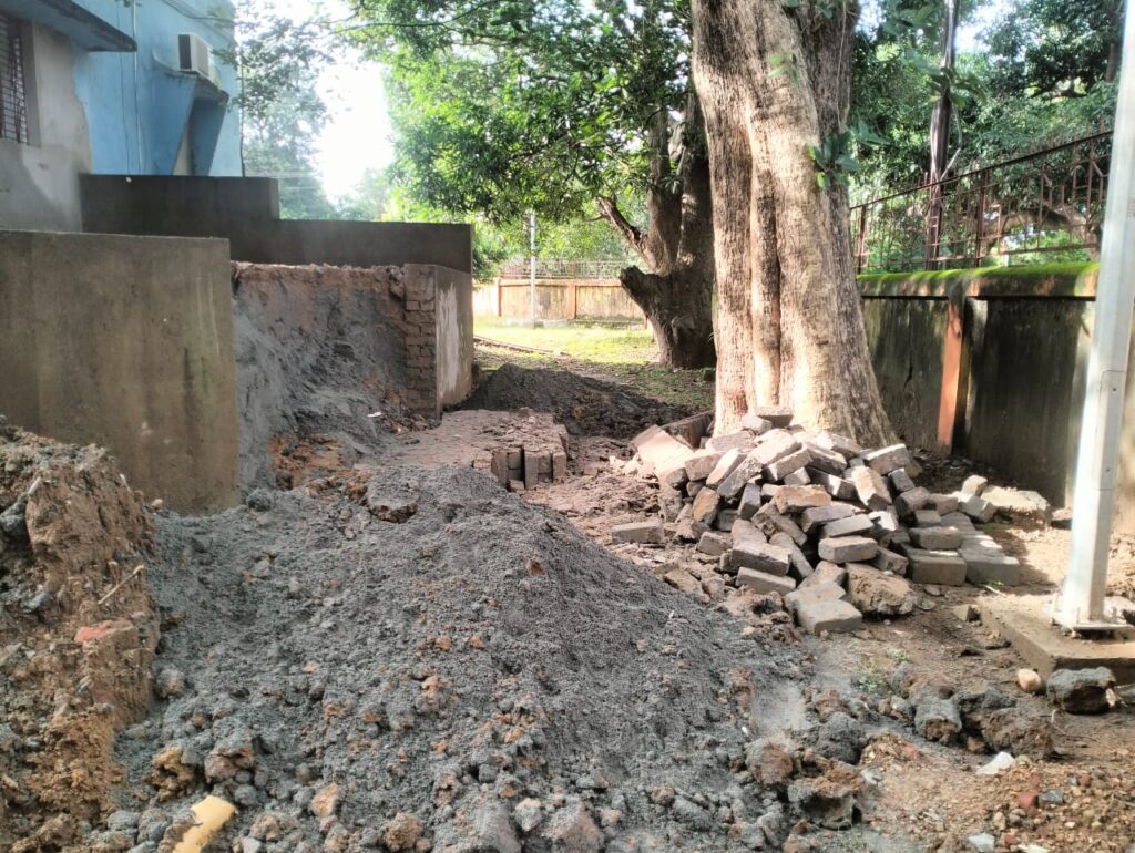 CKP DIV : डीआरएम की चिंता सच हुई साबित, बंडामुंडा अस्पताल में दो माह पहले बनी दीवार गिरी