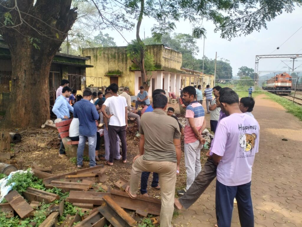 नक्सली विस्फोट का खौफ… 72 घंटे के बाद भी बिमलगढ़– किरीबुरु रेल मार्ग पर ट्रेनों का परिचालन नहीं