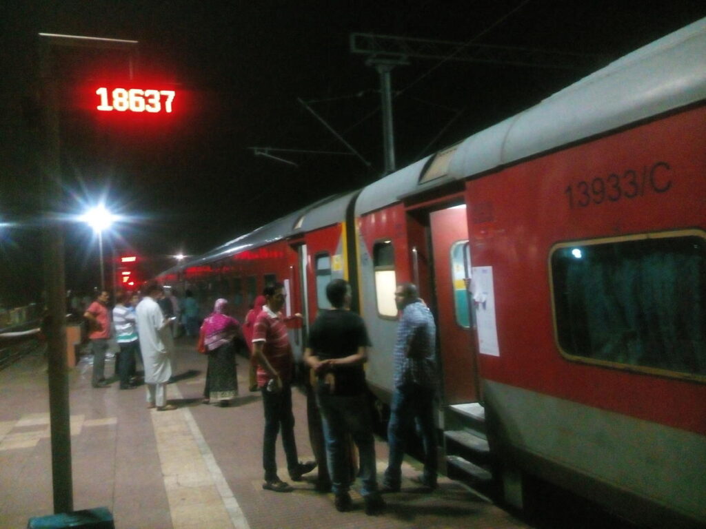 राउरकेला-झारसुगुड़ा के बीच ट्रेनों में अब किन्नरों का आतंक, पैसे के लिए यात्री को पीटकर किया जख्मी