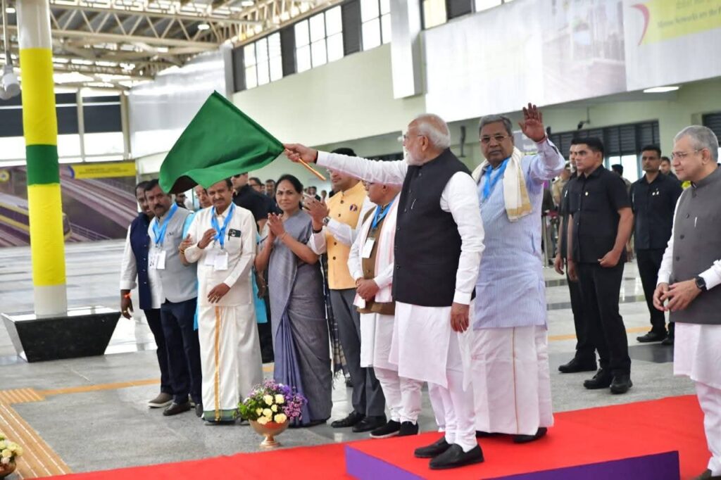 Bangalore : प्रधानमंत्री मोदी ने तीन Vande Bharat ट्रेनों को दिखायी हरी झंडी, मेट्रो येलो लाइन में की यात्रा