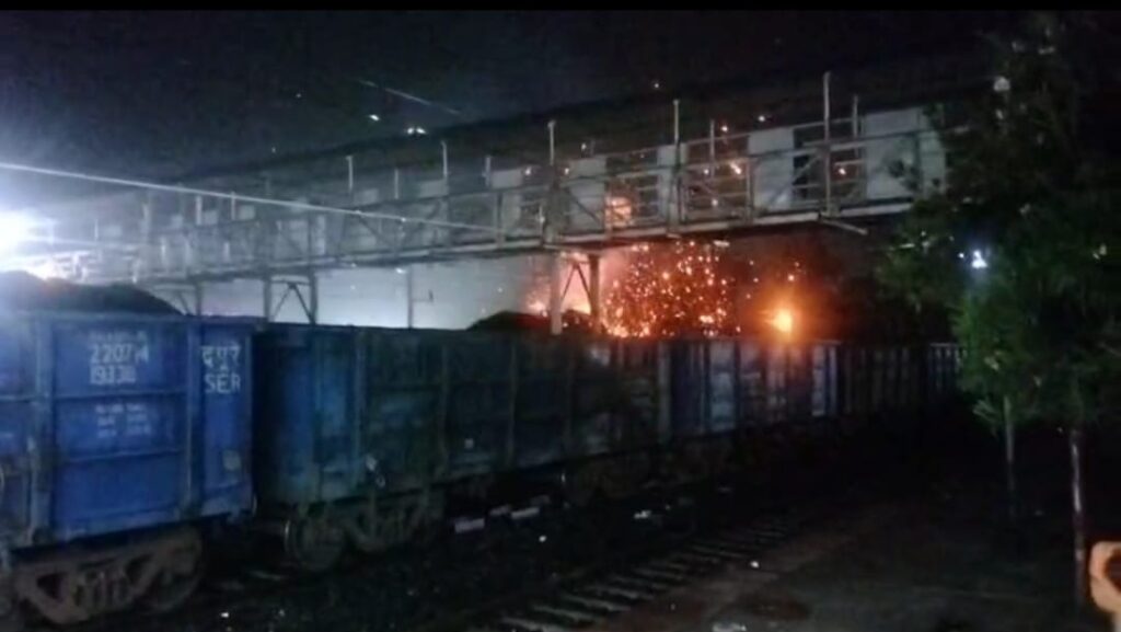 मालगाड़ी का ओवरलोड कोयला हाईटेंशन लाइन के संपर्क में आया, विस्फोट के साथ लगी आग, डर गये लोग