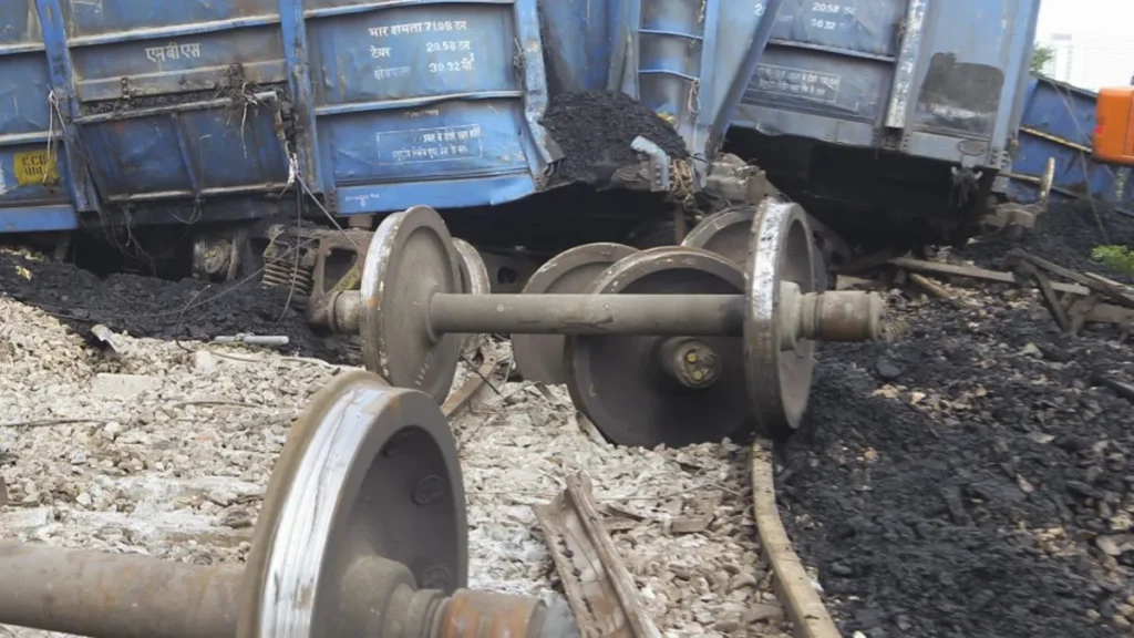 Goods train Derailment : मथुरा में वृंदावन रोड व आझही के बीच मालगाड़ी के 12 डिब्बे बेपटरी, आगरा-दिल्ली मार्ग बाधित