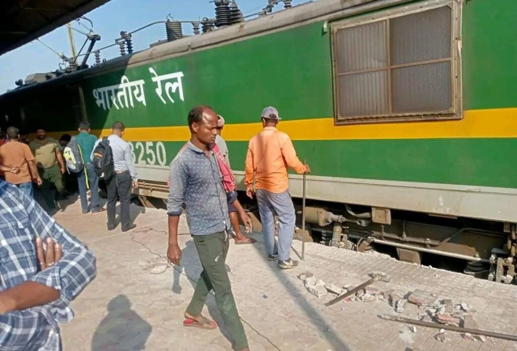 SER : बालीचक रेलवे स्टेशन पर बड़ा हादसा टला, मालगाड़ी का इंजन प्लेटफॉर्म से टकराया, अफरातफरी