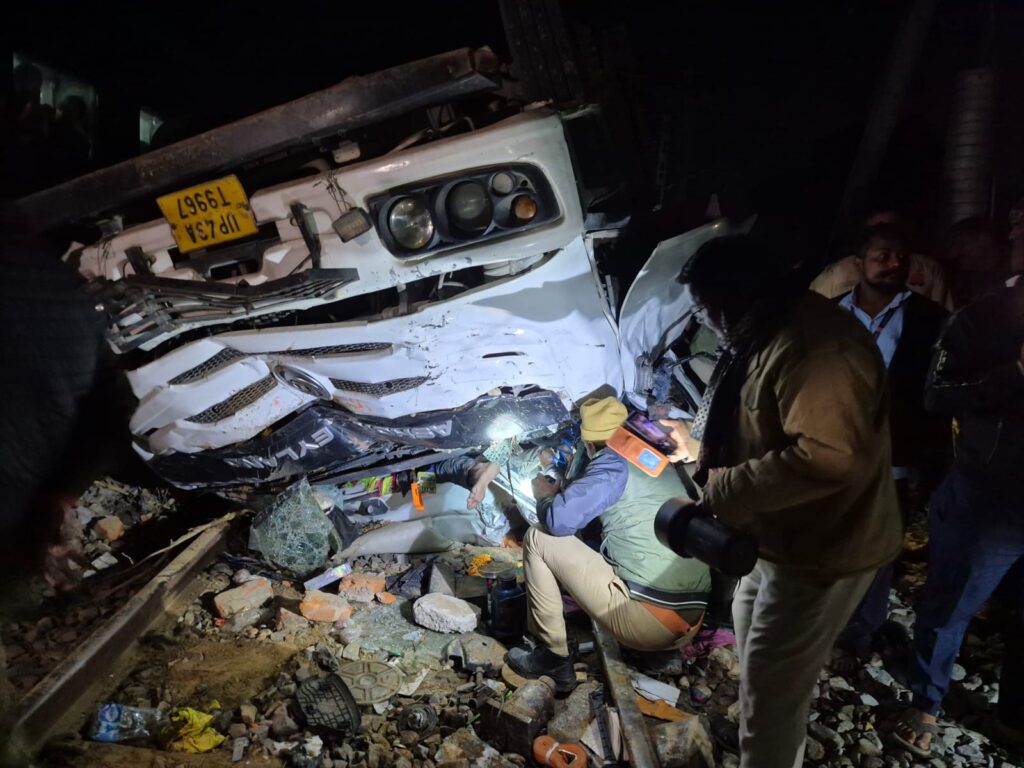 Uttar Pradesh : नीचे से जा रही थी गरीब रथ एक्सप्रेस, ऊपर से रेलवे लाइन पर आ गिरा डंपर