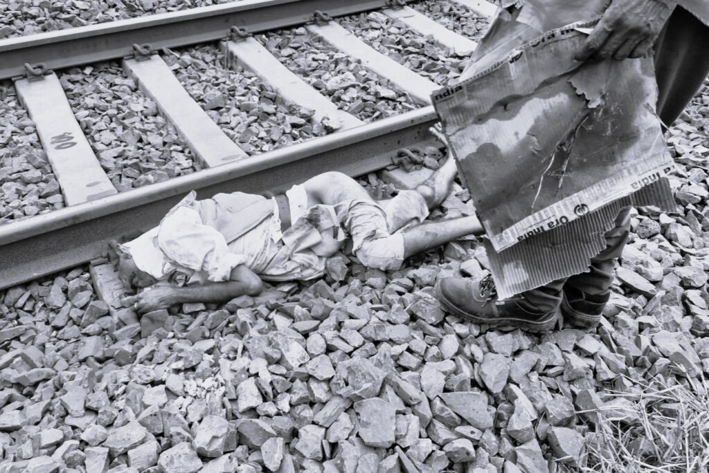 CKP DIV : रेलवे ब्लॉक में लाल झंडा लगाने गया ट्रैकमैन वंदे भारत एक्सप्रेस की चपेट में आया, चली गयी जान