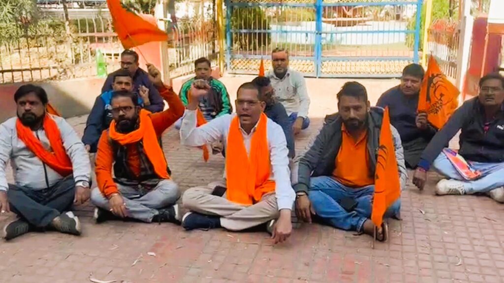Dy. CME के खिलाफ थाना में शिकायत, कर्मचारी से दुव्यर्वहार पर भड़के मजदूर संघ ने किया प्रदर्शन