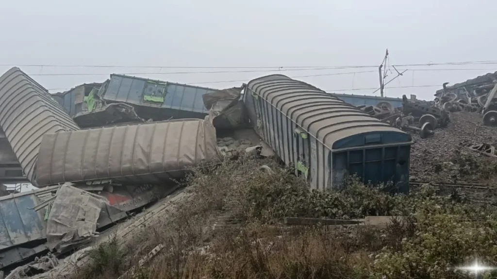 Train accident in Bihar : जमुई में सीमेंट लोड मालगाड़ी के 16 डिब्बे बेपटरी, 3 पुल से नीचे गिरे, पटना-हावड़ा रेलखंड पर ट्रेनों की आवाजाही ठप