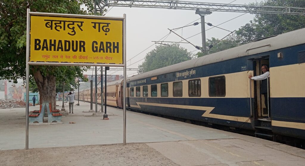 रेलवे पटरी पर बना रहे थे REEL, तेज रफ्तार ट्रेन की चपेट में आकर गयी जान