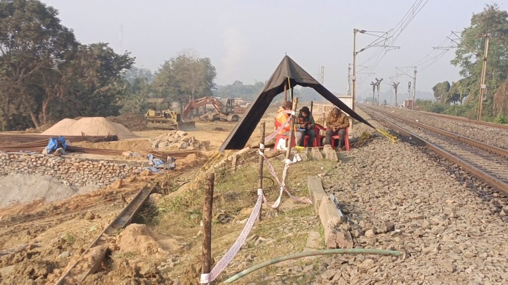 CKP DIVISION : नवनिर्मित रेलवे ब्रिज के पास जमीन धंसी, समय रहते ट्रेनों को किया गया नियंत्रित