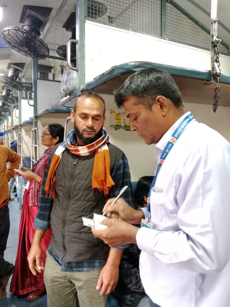Kharagpur division : विशेष टिकट जांच अभियान में पकड़े गये 390 यात्री, 53 हजार जुर्माना वसूला गया