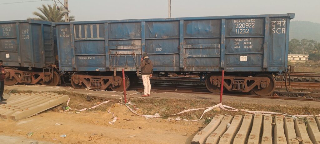 Chakradharpur Division : बंडामुंडा में फिर मालगाड़ी बेपटरी, मुंबई-हावड़ा सेक्शन की अप लाइन जाम