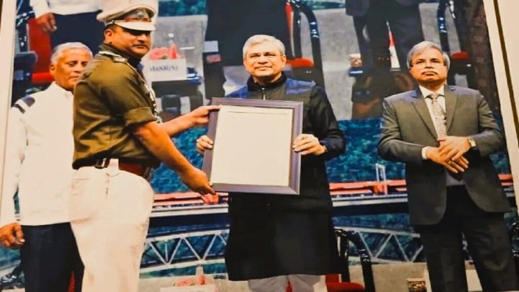 RPF के ‘काबिल’ मुंह ताकते रहे … अवार्ड ले आये संजय तिवारी…बधाई, जमशेदपुर के अखबार ने बताया ‘रेलवे का रियल हीरो’