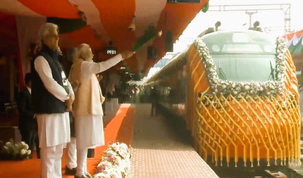 देश की पहली वंदे भारत स्लीपर ट्रेन के साथ चार अमृत भारत ट्रेनों को पीएम मोदी ने किया रवाना