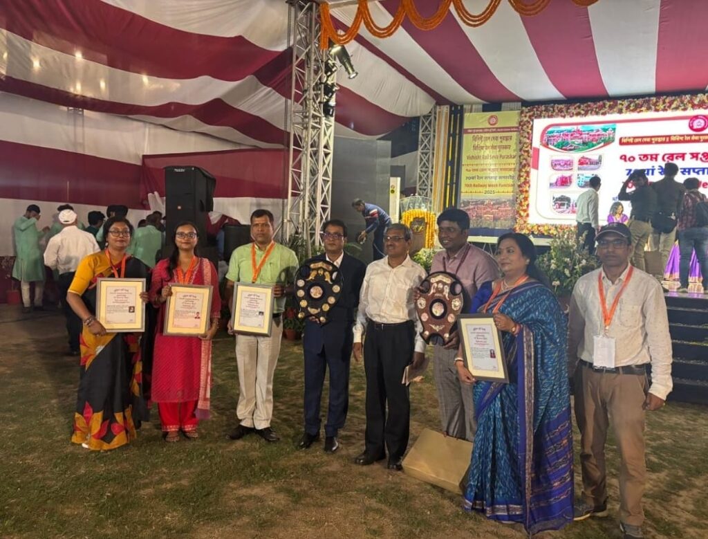 SER : खड़गपुर कारखाना फिर राष्ट्रीय मंच पर चमका, मिला बेस्ट वर्कशॉप (रोलिंग स्टॉक) शील्ड