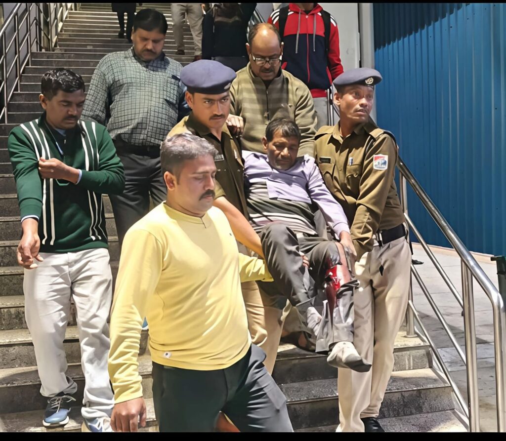 Santragachi station पर हादसा : भीड़ के धक्के से यात्री प्लेटफॉर्म और ट्रेन के बीच गिरा, गंभीर