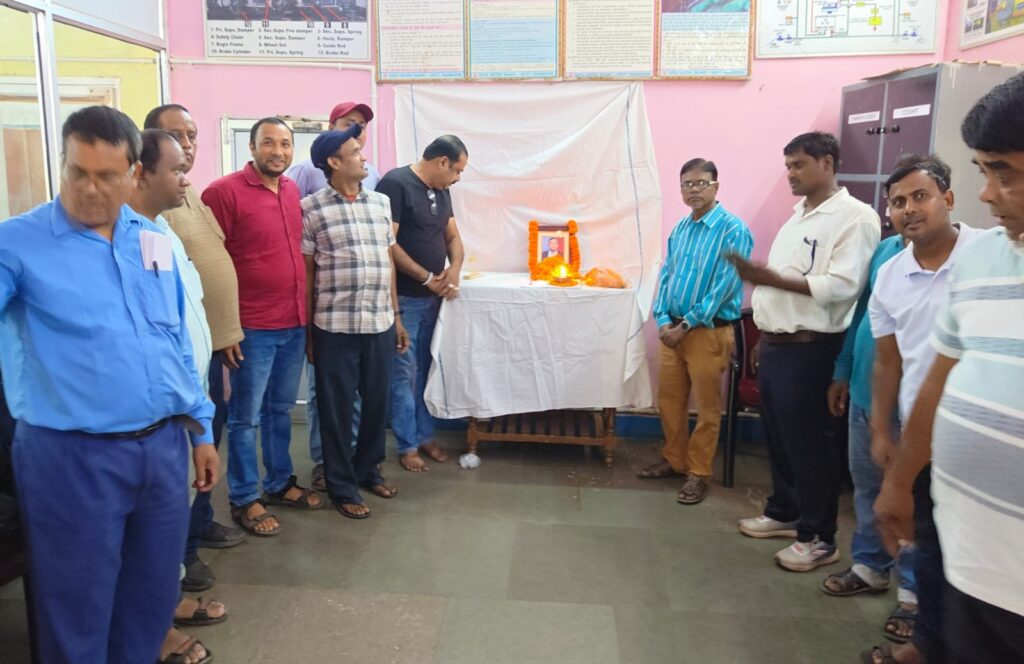 आदित्यपुर लॉबी में दिवंगत ट्रेन मैनेजर देवेंद्र शर्मा को दी गई श्रद्धांजलि, ऑन ड्यूटी हो गया था निधन