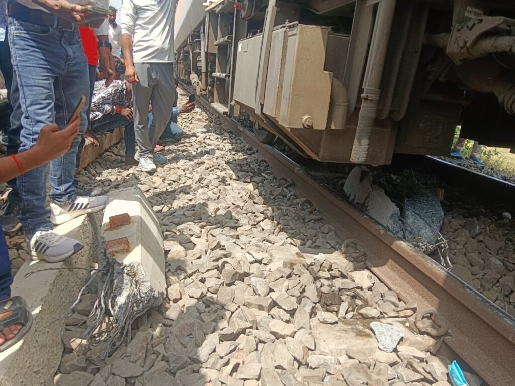 ECR : आरा में अमृत भारत एक्सप्रेस हादसा, सीनियर डीईएन 3 उत्पल कांत का तबादला, आखिर किसे बचाने की हो रही कोशिश?
