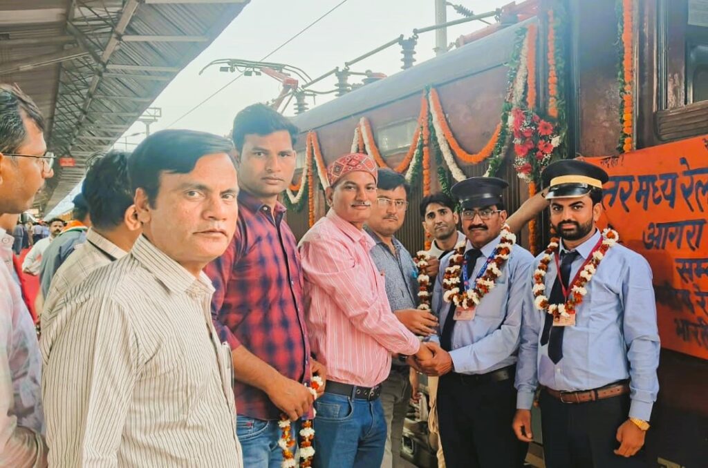 आगरा से अहमदाबाद की नई ट्रेन को मंत्री ने दिखायी हरी झंडी, UMRKS ने जतायी खुशी