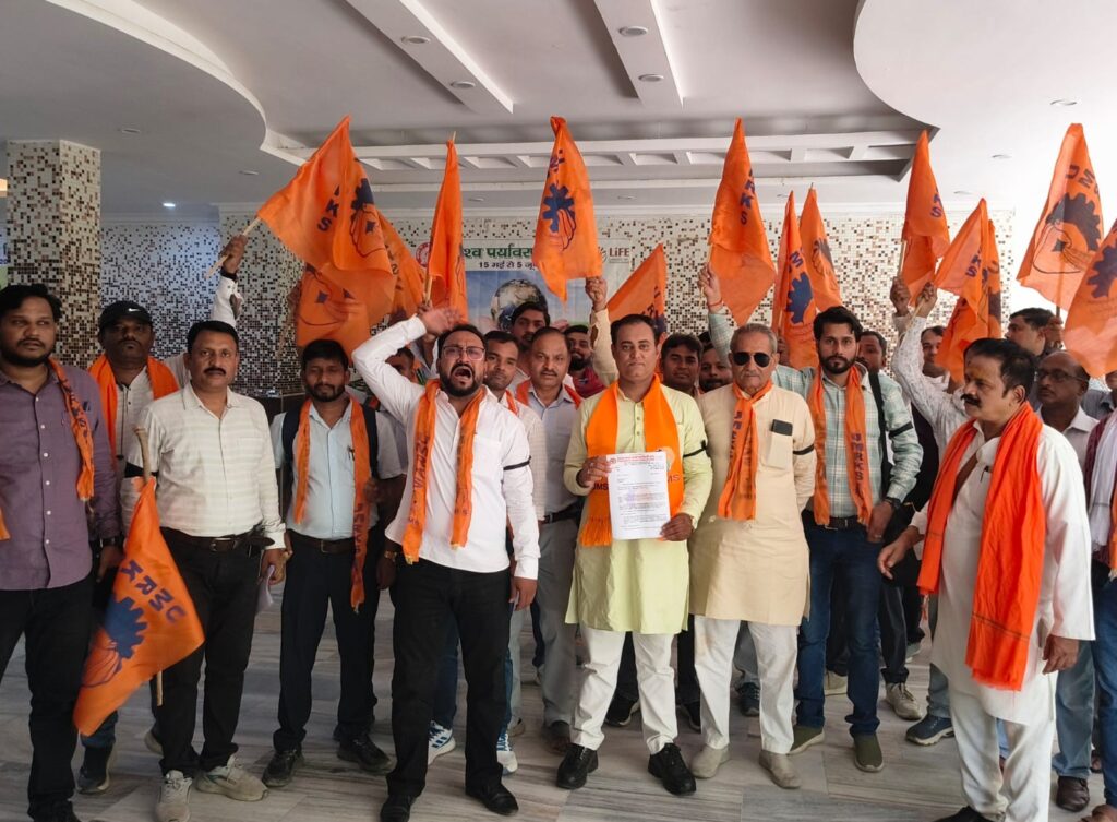Prayagraj : उत्तर मध्य रेलवे कर्मचारी संघ के विरोध पखवाड़ा में प्रयागराज डीआरएम कार्यालय पर प्रदर्शन
