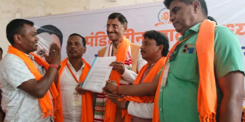 बानो रेलवे स्टेशन पर तीन ट्रेनों के ठहराव की मांग को लेकर रक्षा राज्य मंत्री से मिले भाजपा नेता