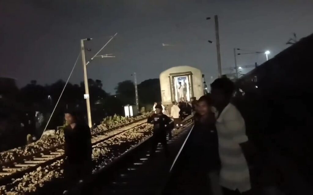 Bhubaneswar : बड़ा रेल हादसा टला, तपस्विनी एक्सप्रेस के 18 कोच स्टेशन पर छूटे, 3 डिब्बों के साथ आगे बढ़ी ट्रेन