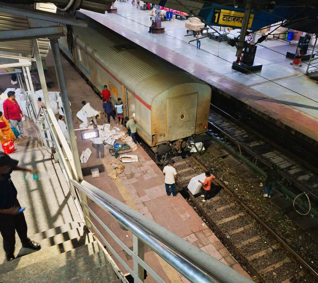 टाटानगर पार्सल सिंडिकेट की मनमानी के आगे चक्रधरपुर मंडल रेल प्रशासन नतमस्तक, पटरियों पर फेंके जा रहे बोरे!