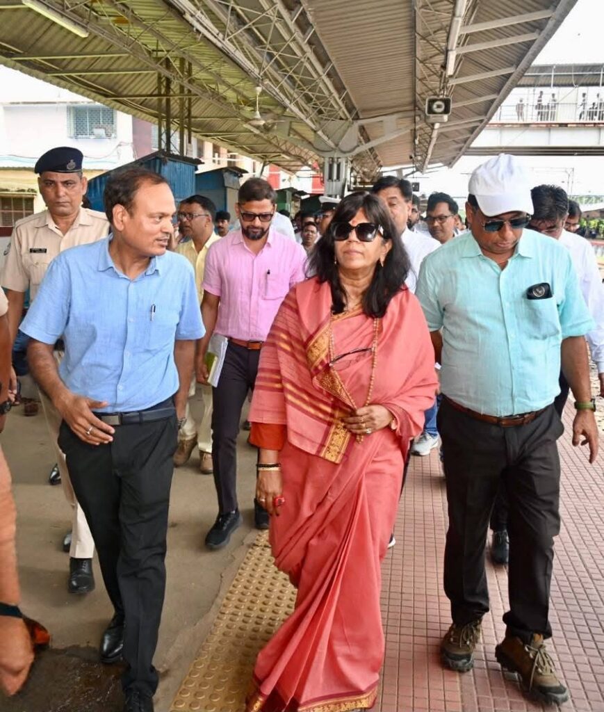 Eastern Railway : सियालदह रेलखंड के कायाकल्प में जुटीं जीएम गीतिका पांडेय, पद संभालने के बाद से बढ़ी प्रशासनिक सक्रियता, सुरक्षा व्यवस्था और यात्री सुविधाओं पर फोकस