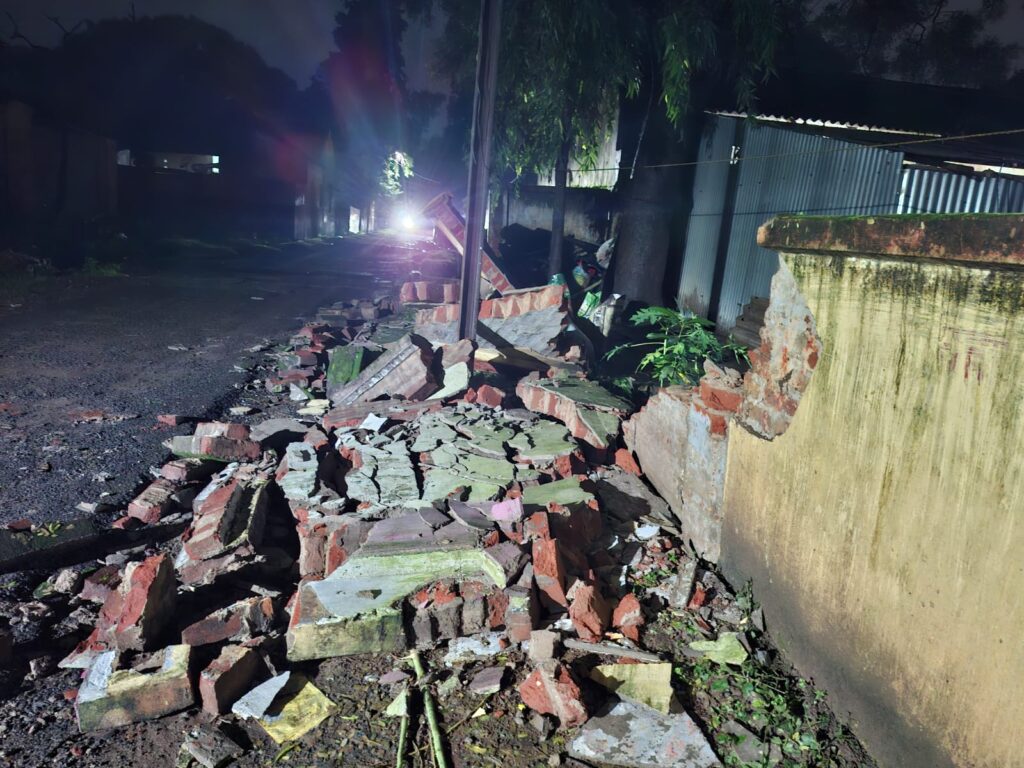 ROURKELA : चोर ले गए पाइप, बारिश में ढही दीवार, बेपरवाह इंजीनियरिंग विभाग अब ठेकेदारी में तलाश रहा ‘कमाई’ का जुगाड़!
