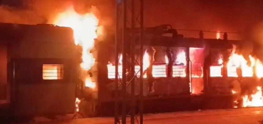 रेलवे सुरक्षा में चूक : सिमरी बख्तियारपुर स्टेशन पर पैसेंजर ट्रेन के इंजन और 3 डिब्बों में लगी भीषण आग, गहरी नींद में सो रहे थे यात्री