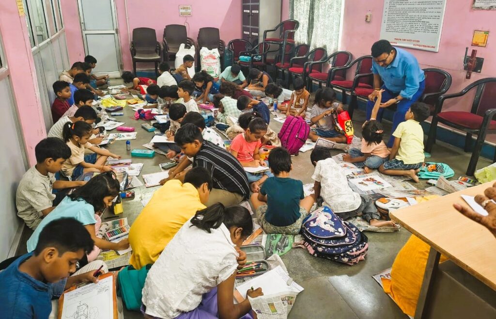 ADITYAPUR: भक्ति और उल्लास के साथ विश्वकर्मा पूजा महोत्सव, भगवान विश्वकर्मा के चरणों में सुरक्षित रेल परिचालन की प्रार्थना