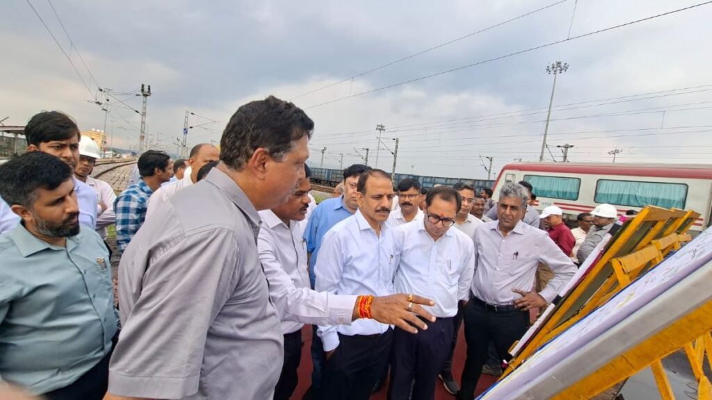 South Eastern Railway: झारसुगुड़ा स्टेशन में प्लेटफॉर्म की संख्या 5 से बढ़कर होगी 10, जीएम अनिल कुमार जैन ने लिया कार्यों का जायजा